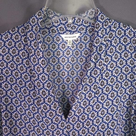 Max Studio Sleeveless Blouse V Neck Size Small - Picture 3 of 7